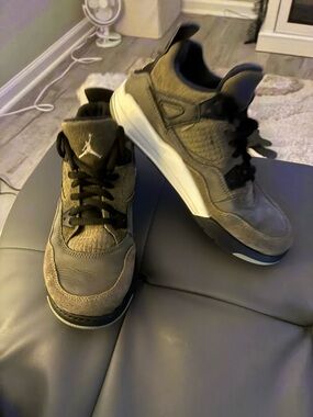 Air Jordan Retro Youth Low-Top Sneakers in Olive, Black and White